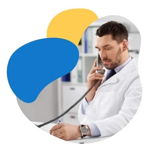 Arzt am Telefon macht sich Notizen